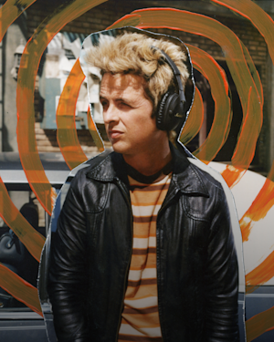 Billie Joe Armstrong mirando hacia otro lado