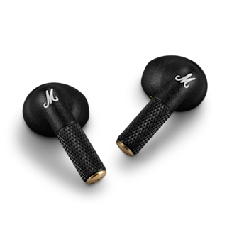 黒いMarshall Minor IVのイヤホンが2つ、暗い場所に置かれている。