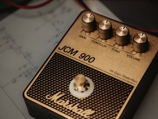 El pedal Marshall JCM900 Overdrive encima de un libro.
