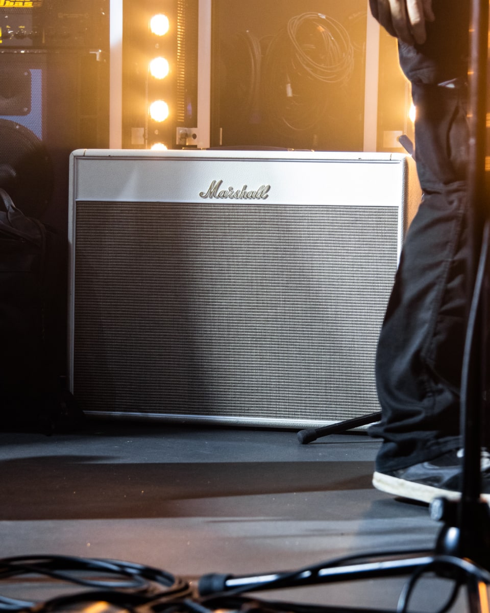 Un amplificador Marshall Vintage Reissue en crema sobre un escenario