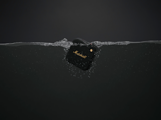 Imagen de Marshall's WILLEN negro y dorado sumergido en agua