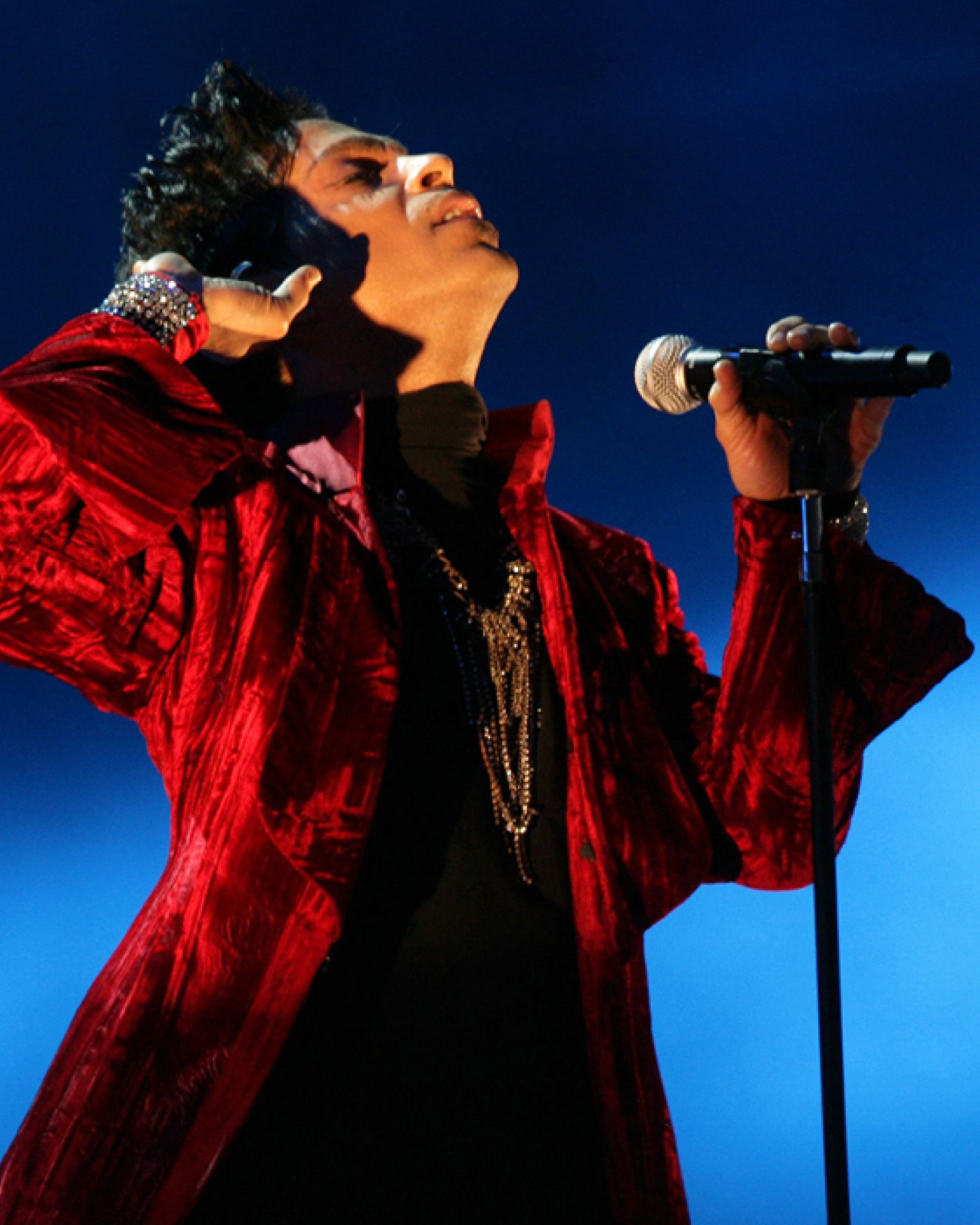 Prince auf der Bühne mit einem Mikrofonständer
