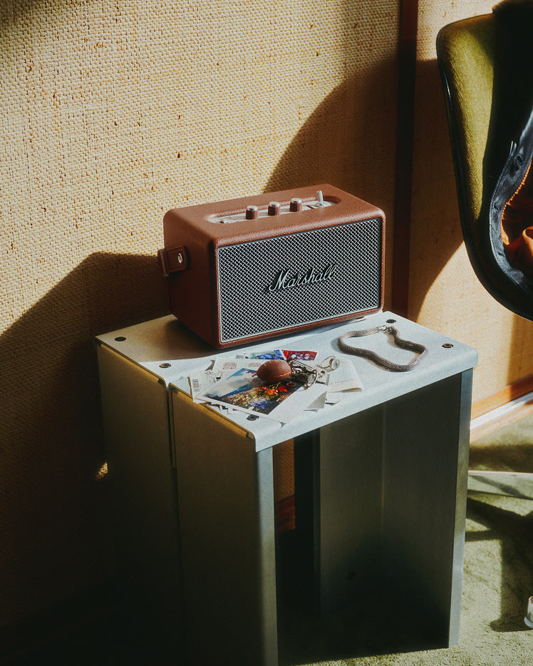 ブラウンカラーのKilburn IIIポータブルスピーカー | Marshall.com