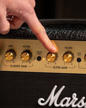 Zoomed golden knobs on the Marshall DSL5 Combo.