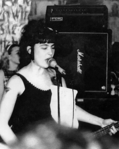Une image en noir et blanc de l'un des premiers concerts de Bikini Kill.