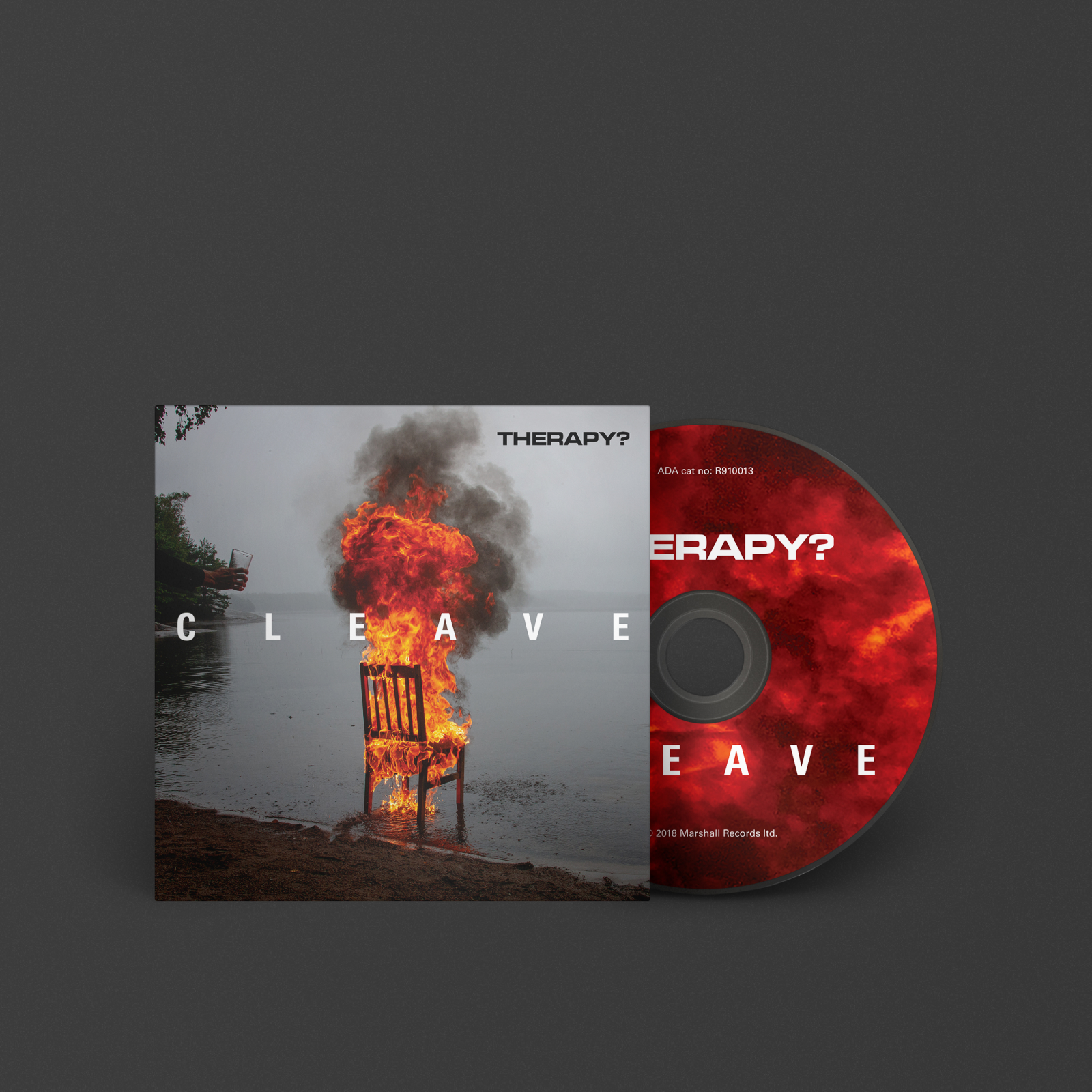 Un CD rouge de l'album Cleave par Therapy?