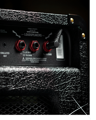 Primer plano de un amplificador de guitarra Marshall DSL20 Combo.