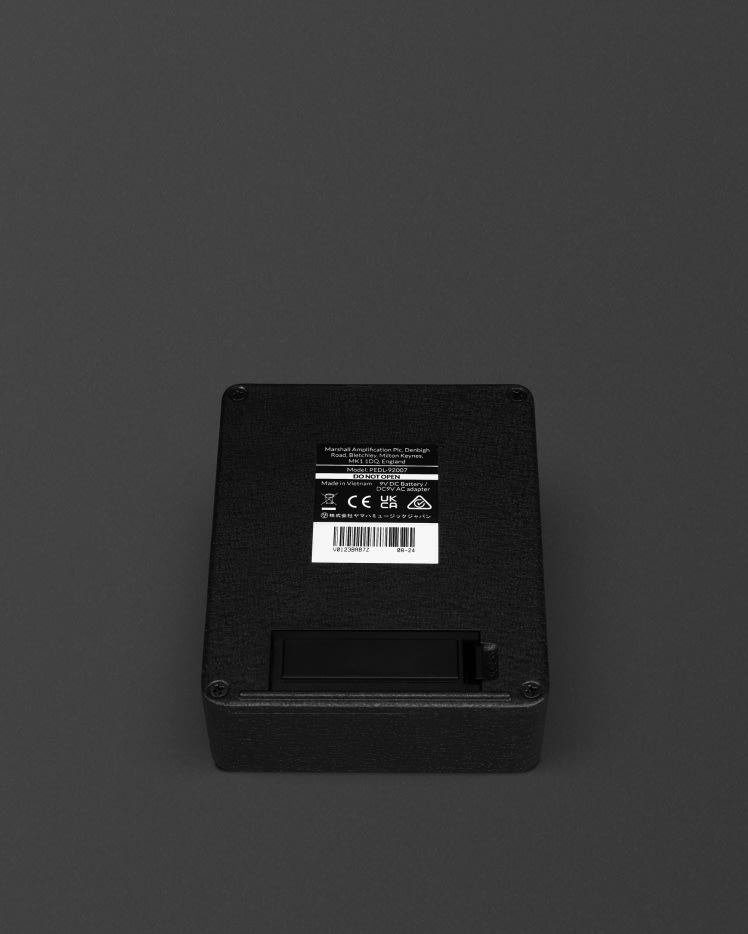 La etiqueta de información del producto en la parte inferior del pedal Marshall 1959 Overdrive.