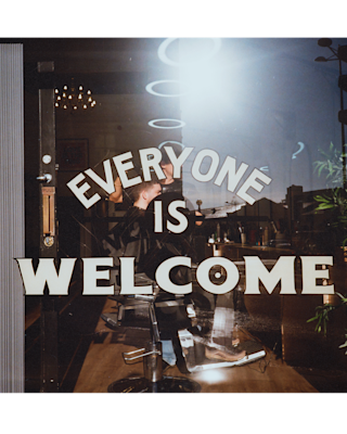 La ventana del estudio Welcome que dice "Todo el mundo es bienvenido".