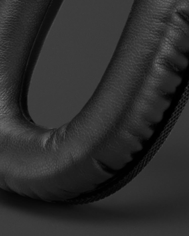 Un primer plano de una almohadilla de cuero negro de Marshall MONITOR II A.N.C. BLACK.