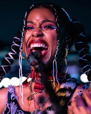 Nova Twins actuando en Baby's All Right, NYC.