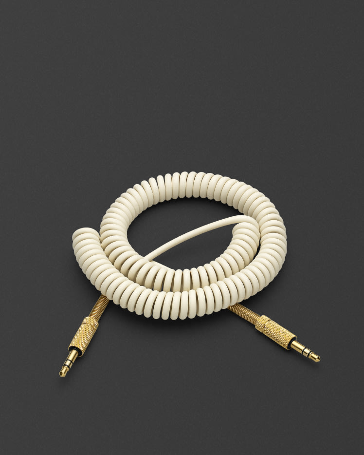 Un CABLE DE AUDIO PARA ALTAVOCES Marshall CREMA sobre fondo negro.