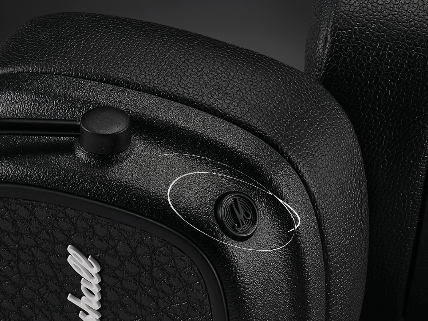 Gambar close-up menunjukkan tombol M pada headphone on-ear Marshall Major V Black.