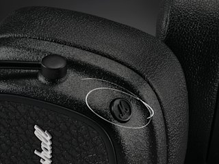 Nahaufnahme der M-Taste am Marshall Major V Black On-Ear-Kopfhörer.