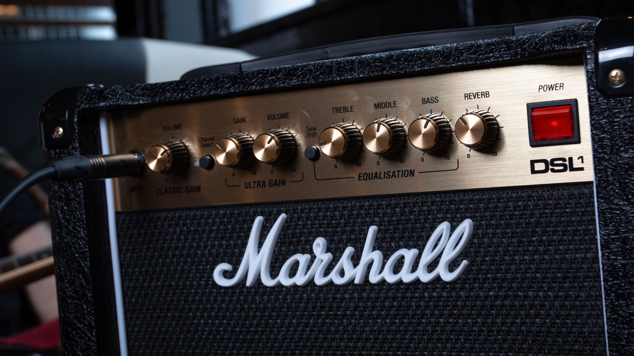 Imagen de cerca de la parte superior del Marshall DSL1 Combo con fondo borroso.