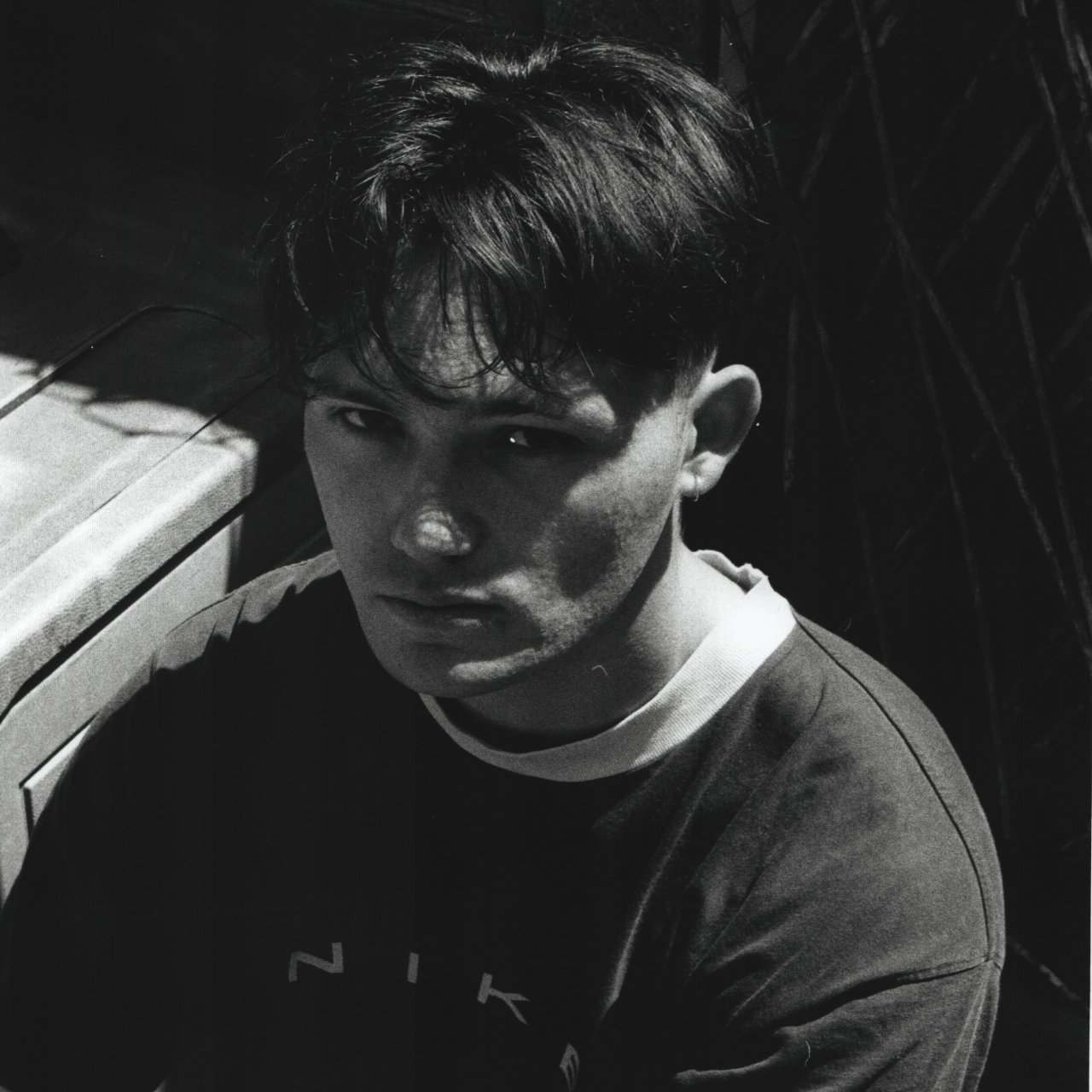 Portrait en noir et blanc de l'artiste Oliver Beardmore.