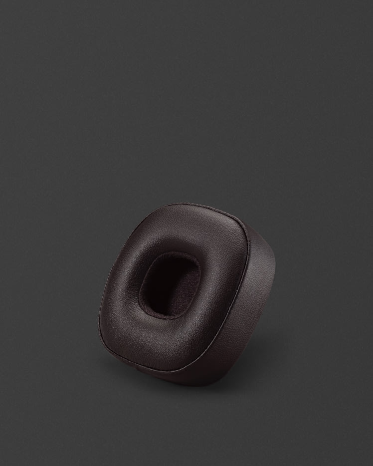 ALMOHADILLA MARRÓN MAYOR IV de Marshall sobre fondo gris.