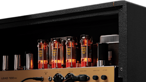 Primer plano de un amplificador de guitarra Marshall 1959HW con varias válvulas en su interior.