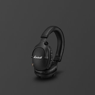 Auricular Marshall con micrófono sobre fondo negro.