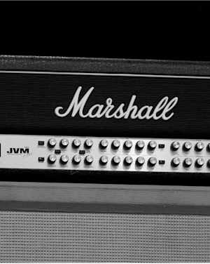 Ein Marshall JVM410 Head auf einer Marshall-Box in einem Schwarz-Weiß-Foto