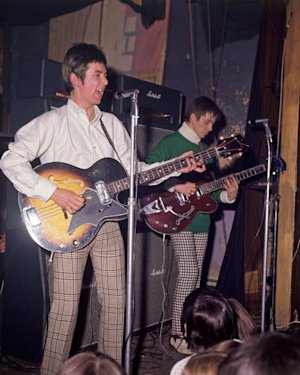 Ronnie Lane y Stevie Winwood de The Small Faces actúan con amplificadores Marshall en 1967.
