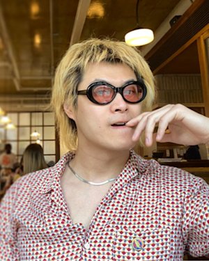 野 DARK QUESTION wearing sunglasses and a patterned shirt.