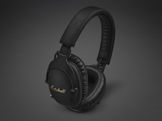 Auriculares bluetooth Marshall Monitor III A.N.C. de color negro con el logotipo de Marshall en dorado sobre un fondo oscuro.