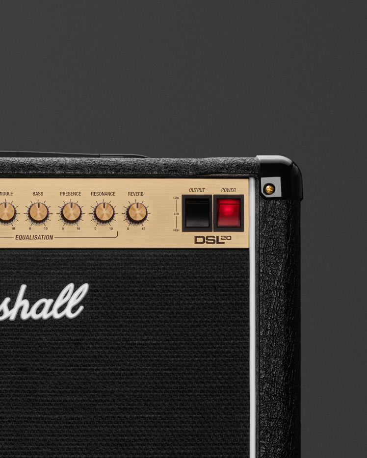 Marshall DSL20C ampliada en la esquina derecha sobre fondo gris