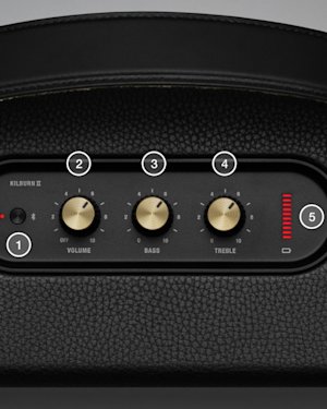 Kilburn II vu du dessus. Le bouton Bluetooth, le bouton de volume, le bouton des graves, le bouton des aigus et l'indicateur de niveau de batterie sont marqués par des chiffres de 1 à 5, de gauche à droite.