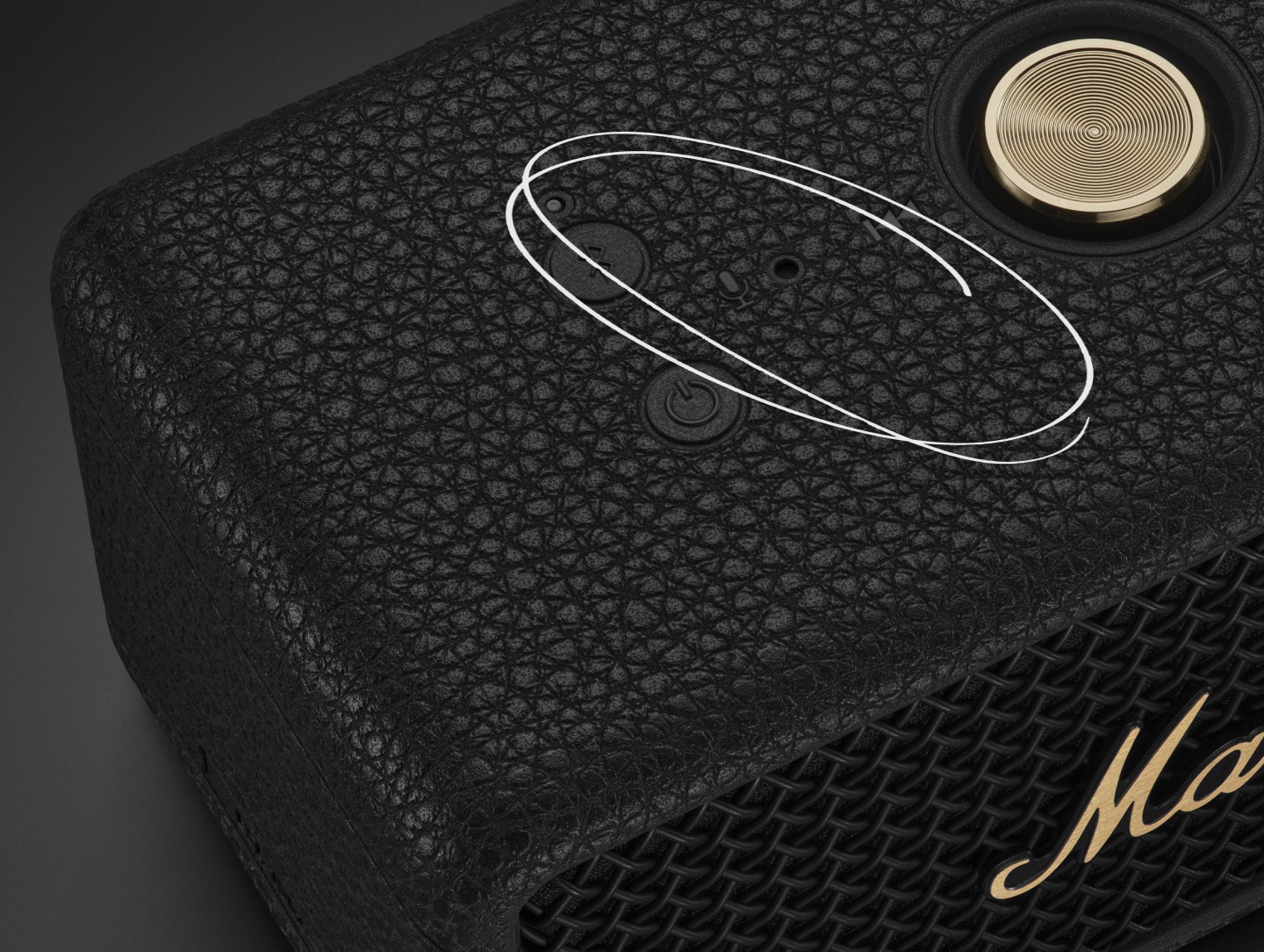 Cận cảnh loa di động Marshall Emberton III Black and Brass có lớp vỏ ngoài màu đen, núm vặn màu vàng và ba nút tròn nhỏ hoặc đèn báo.