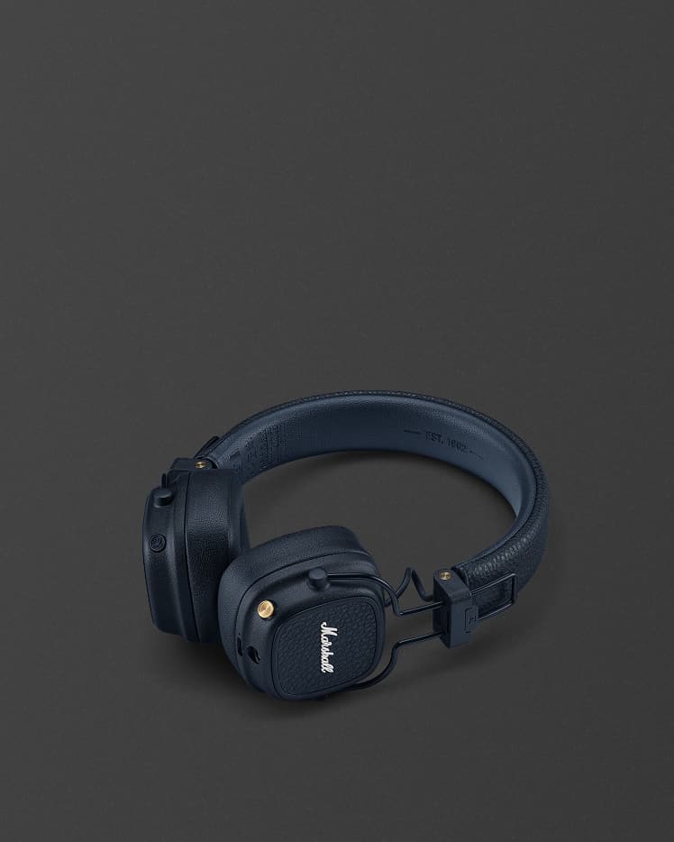 Midnight Blue Marshall Major V Over-Ear Bluetooth-Kopfhörer sind ordentlich gefaltet und auf einem schlichten dunkelgrauen Hintergrund platziert.