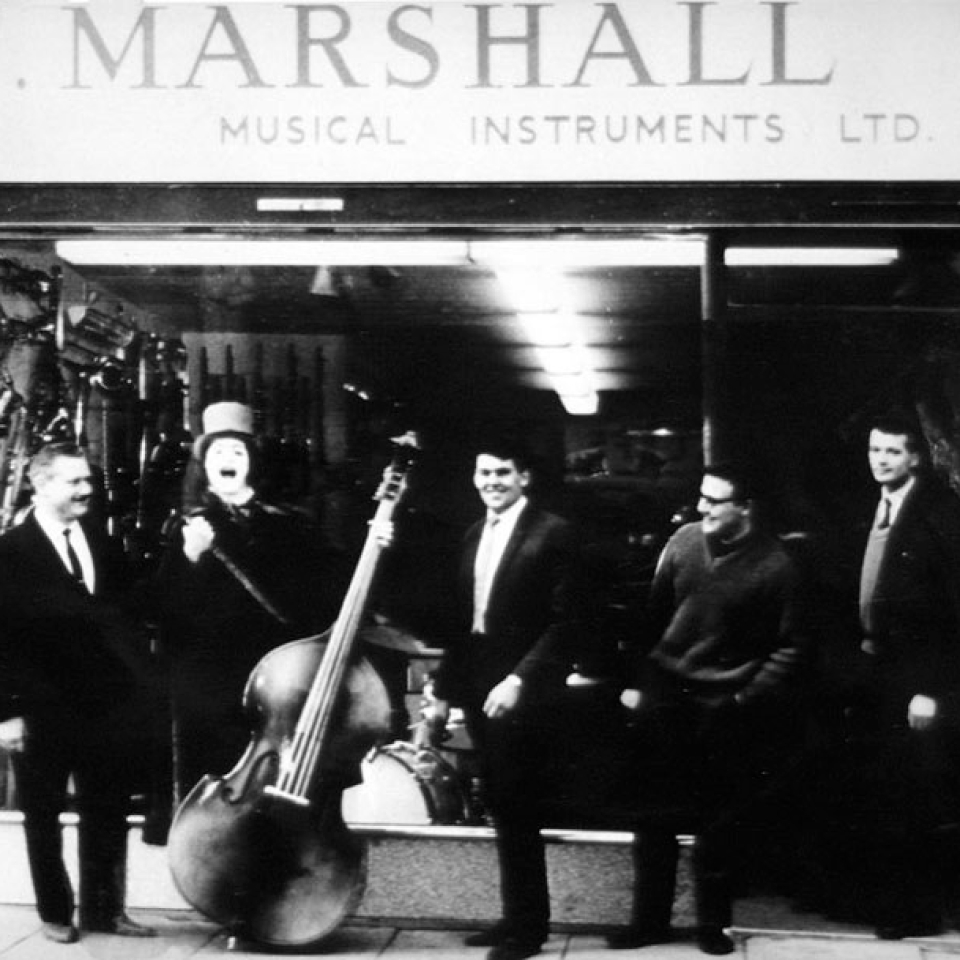 Jim Marshall en el exterior de la primera tienda Marshall de Londres