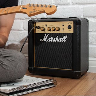 Un reproductor para principiantes conectado a un amplificador Marshall MG