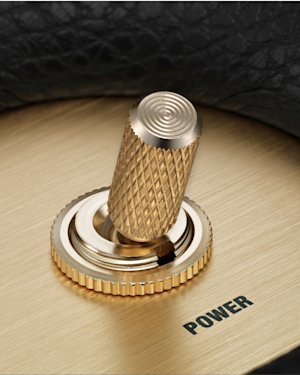 El interruptor de encendido en la parte superior de un altavoz Acton III.