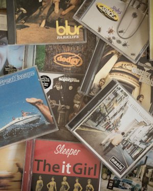 Múltiples carátulas de CD de los noventa superpuestas