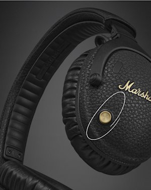 Primer plano de los auriculares de botón Monitor III A.N.C. Black con mando de control multidireccional.