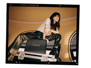 Marshall WOBURN III - ein schwarzer Bluetooth-Lautsprecher mit einer Fernbedienung.