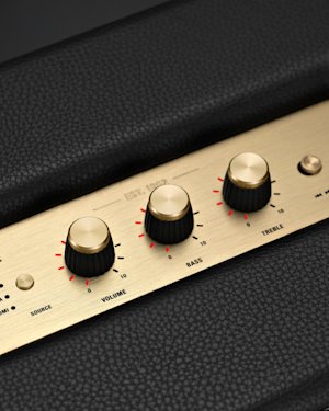 El panel superior de un altavoz Marshall Woburn III.