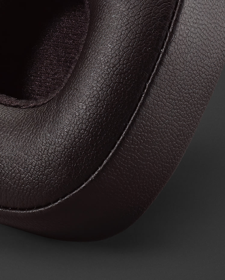 Un primer plano de unas ALMOHADILLAS MAJOR IV Marshall de cuero marrón.