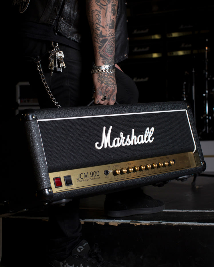 La tête Marshalls JCM900 4100 transportée vers la scène