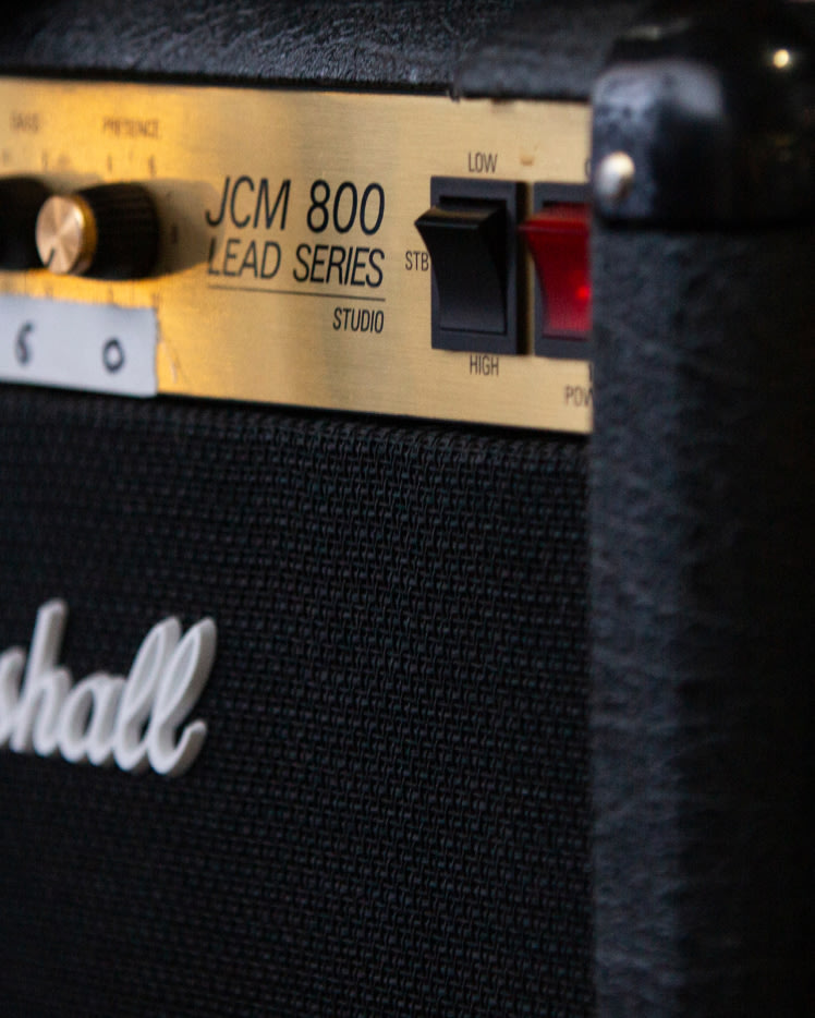 Marshall SC20C zoomed in on the top right front corner