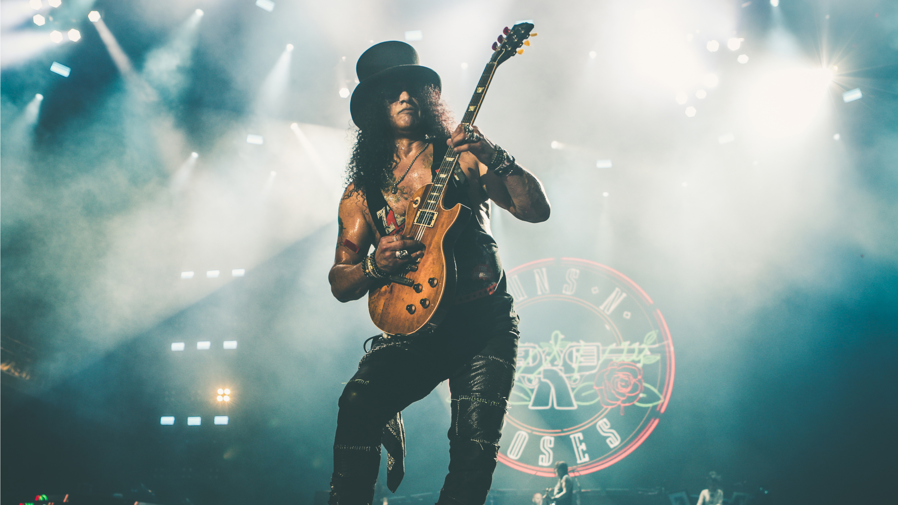 Slash toca la guitarra en el escenario para Guns 'n' Roses