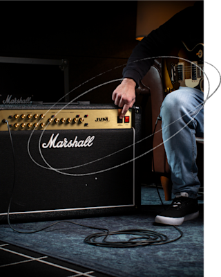 Una persona pulsando el interruptor de espera en modo apagado en el amplificador JVM210 Combo.