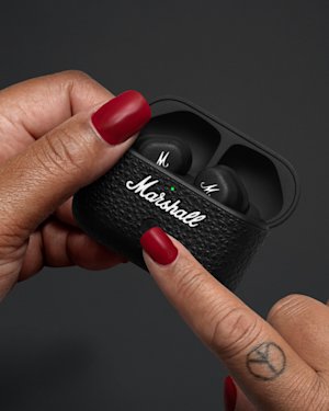 Cómo emparejar y conectar los auriculares Marshall Motif II.