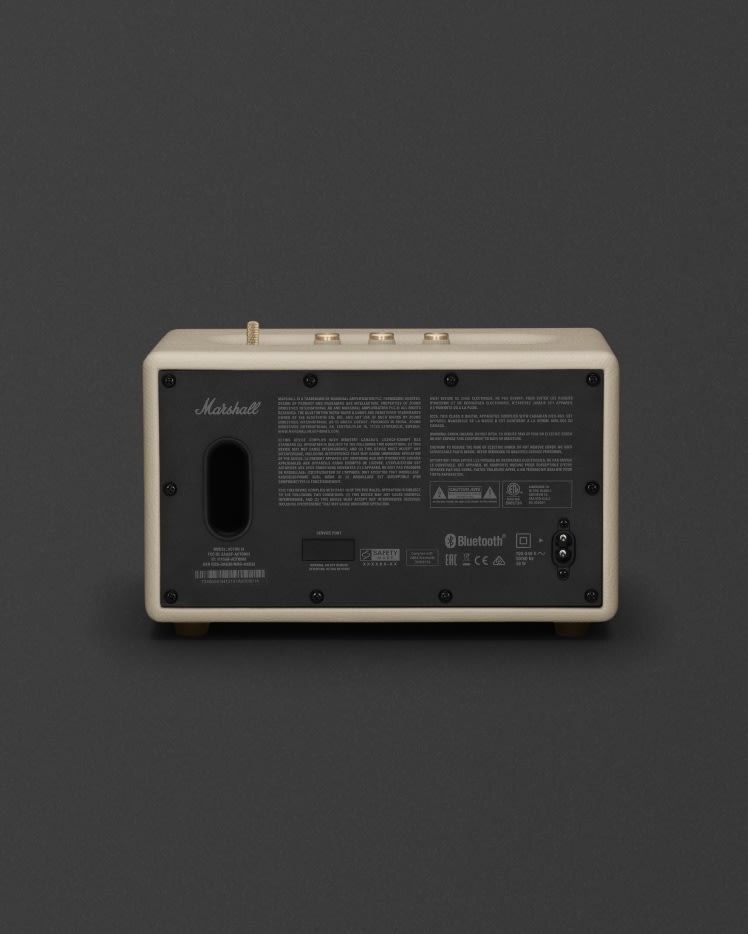 Die Rückseite eines kleinen Marshall ACTON III CREAM Lautsprechers auf schwarzem Hintergrund.