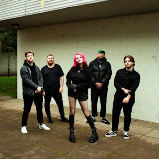 El grupo Autumn Fires juntos al aire libre