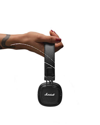 Frau hält ein Paar Marshall Major V Black On-Ear-Kopfhörer.
