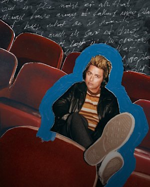 Billie Joe Armstrong dans un cinéma en train d'écouter Marshall Major V.