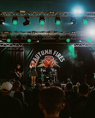 Vista frontal de Autumn Fire en el escenario