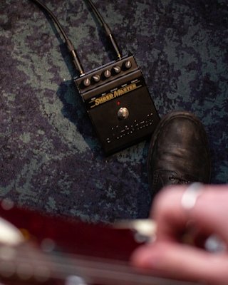 Das Shredmaster Vintage Reissue Pedal auf einem dunklen Teppich platziert